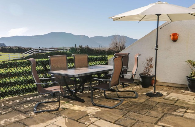 BEACH HOUSE (TY TRAETH), pet friendly, with a garden in Deganwy