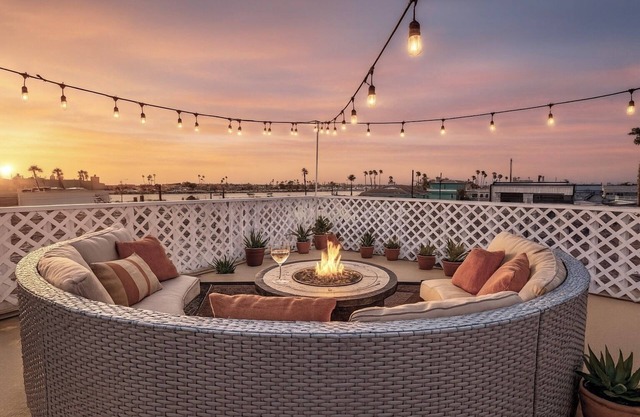 Beach House with Ocean and Harbor Views from Magnificient RoofDeck!