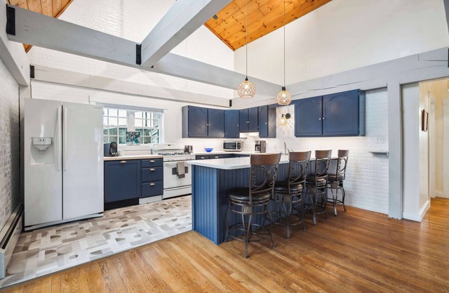 Beach Plum Cottage | Steps to Beach | Loft | A/C