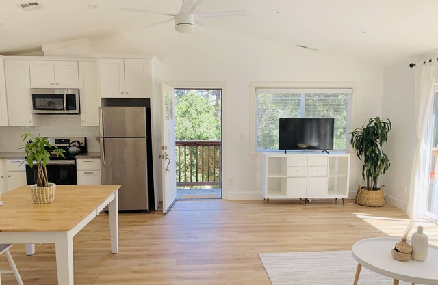 Beach Town Country Stay - 10 minute drive to the beach!