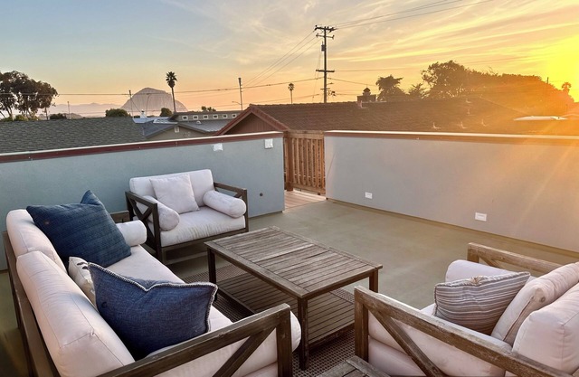 beach tract 2 blocks to beach with roof top deck!