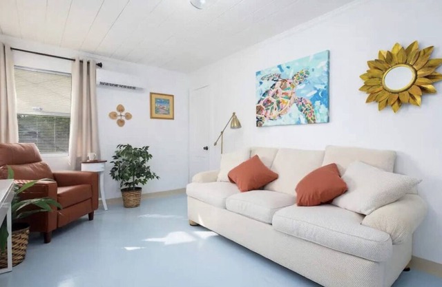 Beach Tropical Retreat, King Bed/Parking Getaway