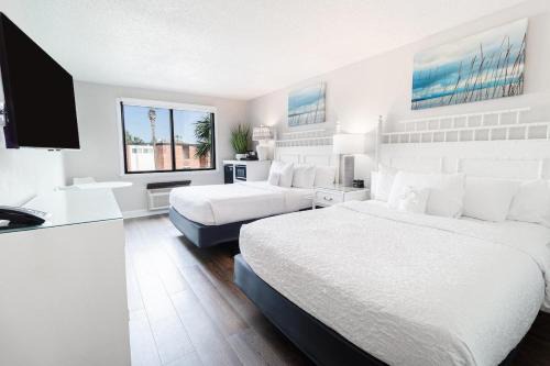 Beach Vibes with Great Amenities on the 2nd Floor
