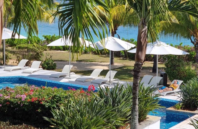Beachfront 2-Br Apartment with Pool, balcony, free Wi-Fi