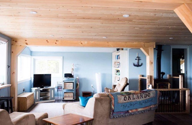 BEACHFRONT 5BDRM SUNSET SUMMER SPECIAL WATERFRONT COTTAGE (VRBO ONLY)