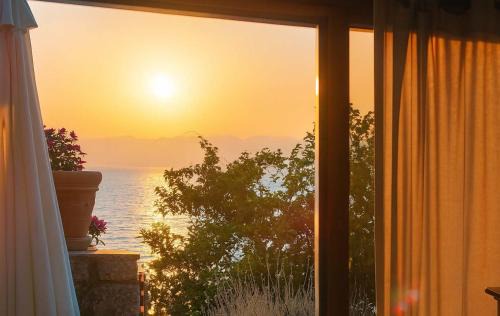 Beachfront Avia Nest - Aspa's Getaway