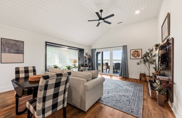 Beachfront w/Breathtaking Views! 1BR/2BA Amenity Cards Available!