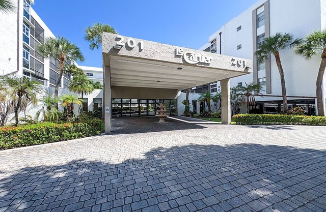 “Beachside 1BR Oasis ‒ Pool, Secure Lobby, Sleeps 5 in Sunny Isles”