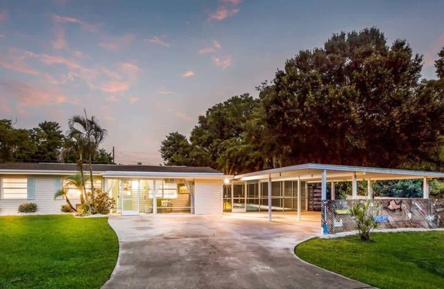 Beachy Cottage close to Siesta | 3 Bed | Huge Pool