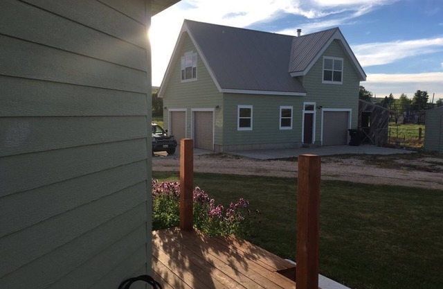 Bear Lake with View Guest House, Above Garage in Beautiful St. Charles