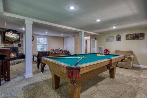 Bearadise - Sleeps 11 with a game room and resort amenities near Ober Gatlinburg