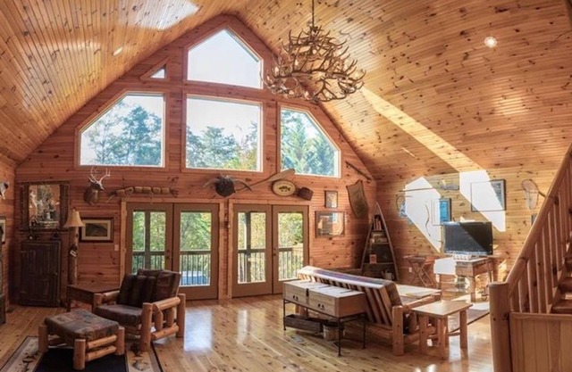 Bearly Hook'd Chestatee Riverfront Cabin