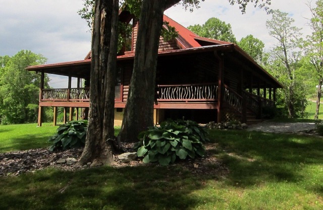 BEARWALLOW DEN -NEAR ASHEVILLE - HENDERSONVILLE LUXURY MOUNTAIN CABIN - 2 KING