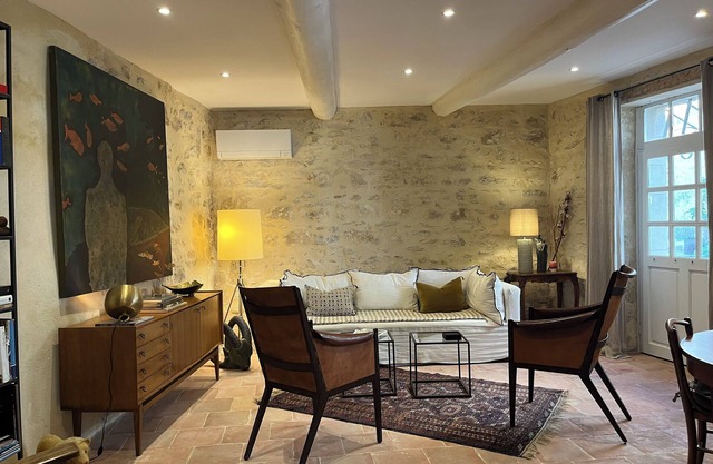 Beautiful 16c home with stunning views of palais des Pape, private terrace.