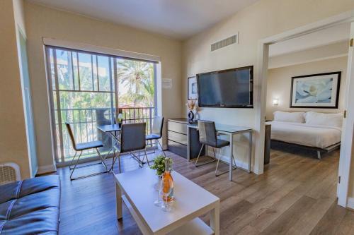Beautiful 1 Bedroom with Rooftop Pool D203