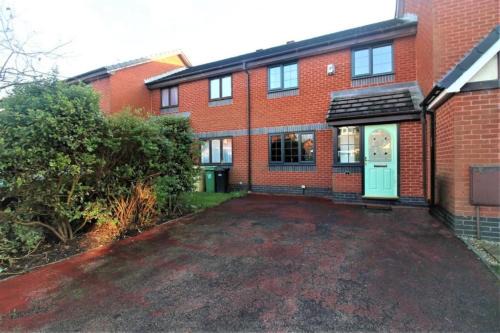Beautiful 2-Bed House in Bolton with free parking