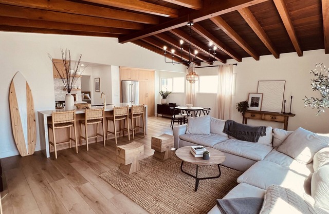 Beautiful 2 Bedroom beach bungalow! Steps to the sand!