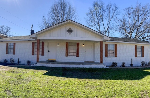 Beautiful 2 BR suite in the center of downtown Jackson.