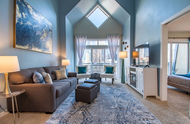 Beautiful 2 Story Penthouse @ the Heart of Seattle! with Pool and Free Parking