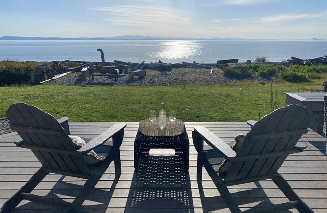 Beautiful 3-Bedroom Seaside Cottage - Located on scenic Freeman Beach