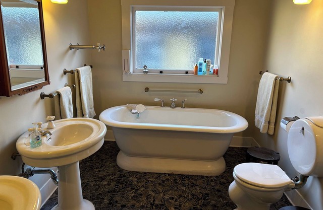 Beautiful 3-bedroom historical house Oakland. 98 walk score.