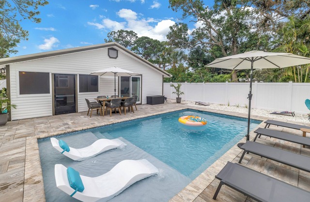 Beautiful 3-bedroom house with heated pool and e-bikes near Siesta Key beach