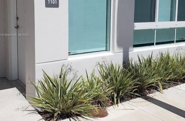 Beautiful 3 Br. Townhome (440320) by Houzlet