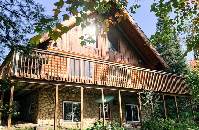 Beautiful 4 BR 4BA log home on Lake Vermilion, perfect for families. A/C + WiFi
