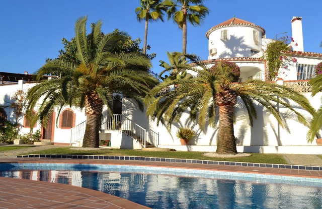 Beautiful 8 bedroom villa with private heated pool