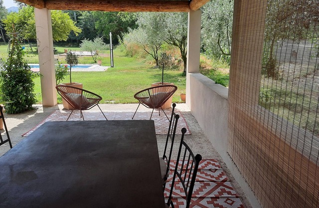 Beautiful apartment in country house. Saint Remy de Provence.