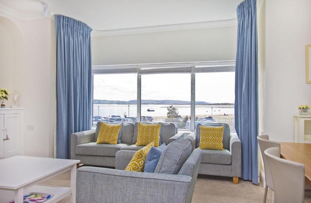 Beautiful Aberdovey Seafront Apartment 2