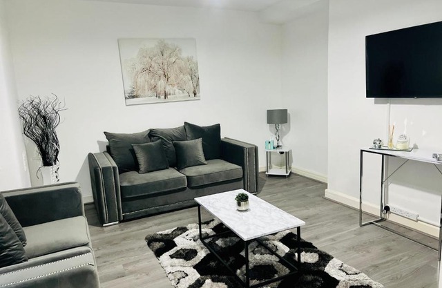 Beautiful and Homely 3 Bed House With FREE Parking So Close To Man City and City Centre