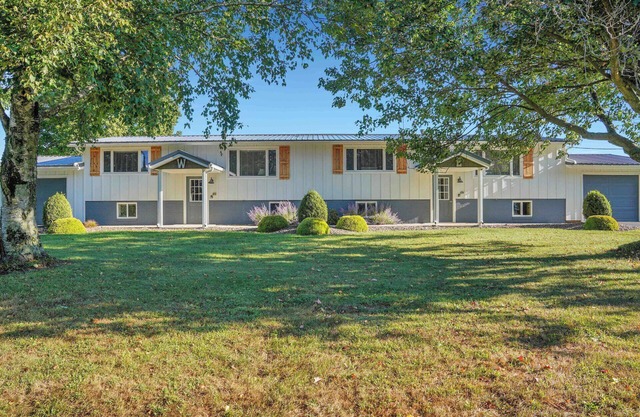 Beautiful and modern 3 bedroom, 1 bath Duplex. Sleeps 6
