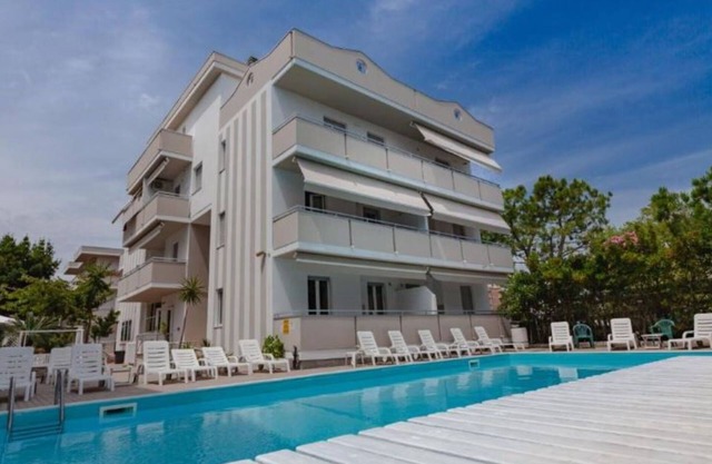 Beautiful apartment for 6 guests with pool, WIFI, A/C, TV, balcony, pets allowed and parking