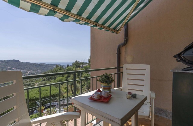 Beautiful apartment for 3 people with pool, WIFI, TV, patio, pets allowed and parking