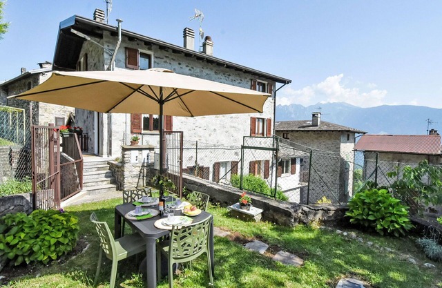 Beautiful apartment for 4 guests with WIFI, TV, balcony and pets allowed