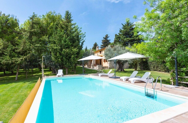 Beautiful apartment in villa for 6 people with WIFI, pool, TV and terrace