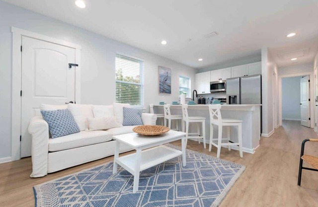 Beautiful beach condo - walk to the beach!