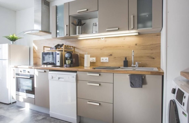 Beautiful, bright apartment close to downtown