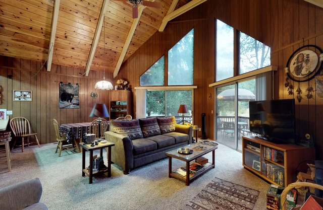 Beautiful cabin w/big deck and wraparound deck, near hiking & skiing - dogs ok