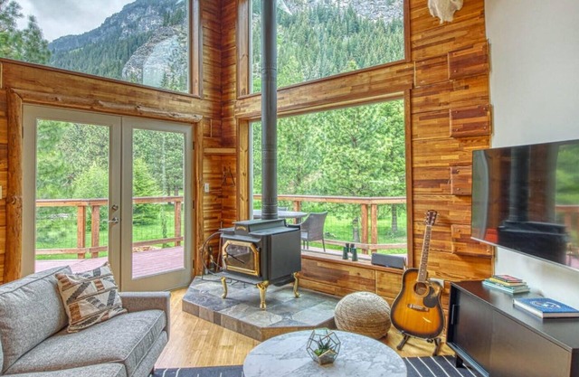 Beautiful Chalet with a Picturesque View of Nason Ridge