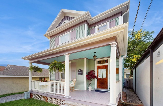 Beautiful coastal home with private back yard and close to downtown attractions