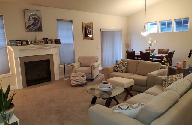 Beautiful & Comfortable 3 Bedroom Home Minutes from the Airport and Downtown