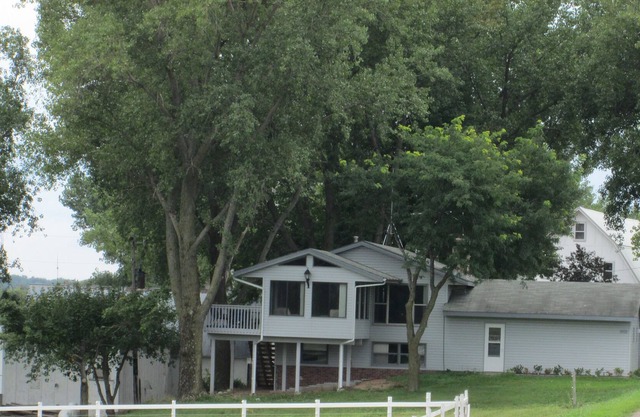 Beautiful country setting! Perfect for small get togethers! Super cozy!