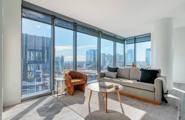 Beautiful Downtown 2BR w/Lounge, Deck, W/D & Pool, by Blueground