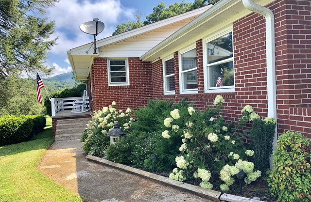 Beautiful, Easy Access Farmhouse with attention to Detail and Spectacular Views