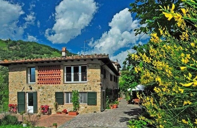 Beautiful Eco-Friendly Farmhouse with gorgeous montain view!