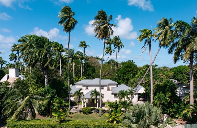 Beautiful family home on private road - 3 minutes walk to beach