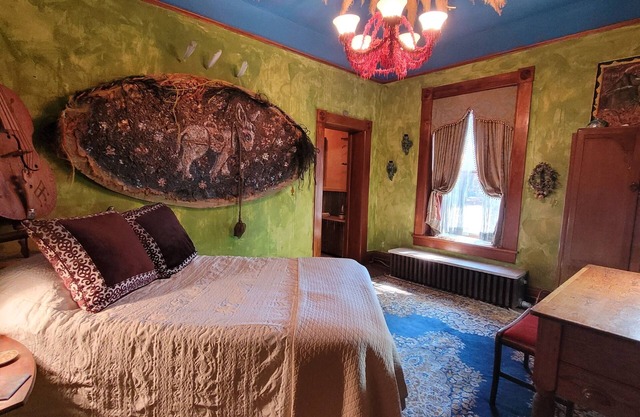 Beautiful furnished Room in Adobe Manor, hot tub, prvt bath, some meals. Views.