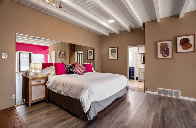 Beautiful Gem near UNM! Nob Hill! Downtown!